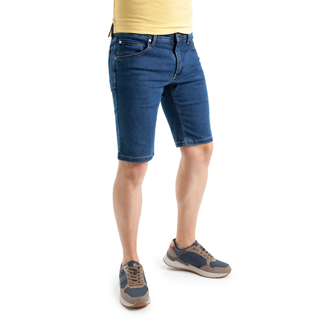 Jeans corto para hombre, pantalón vaquero en tejido denim azul piedra de algodón y poliester con lycra e hilo a contraste en línea Regular Fit.