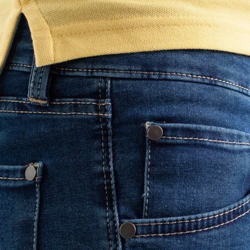 Color azul  - Jeans corto para hombre, pantalón vaquero en tejido denim azul piedra de algodón y poliester con lycra e hilo a contraste en línea Regular Fit.