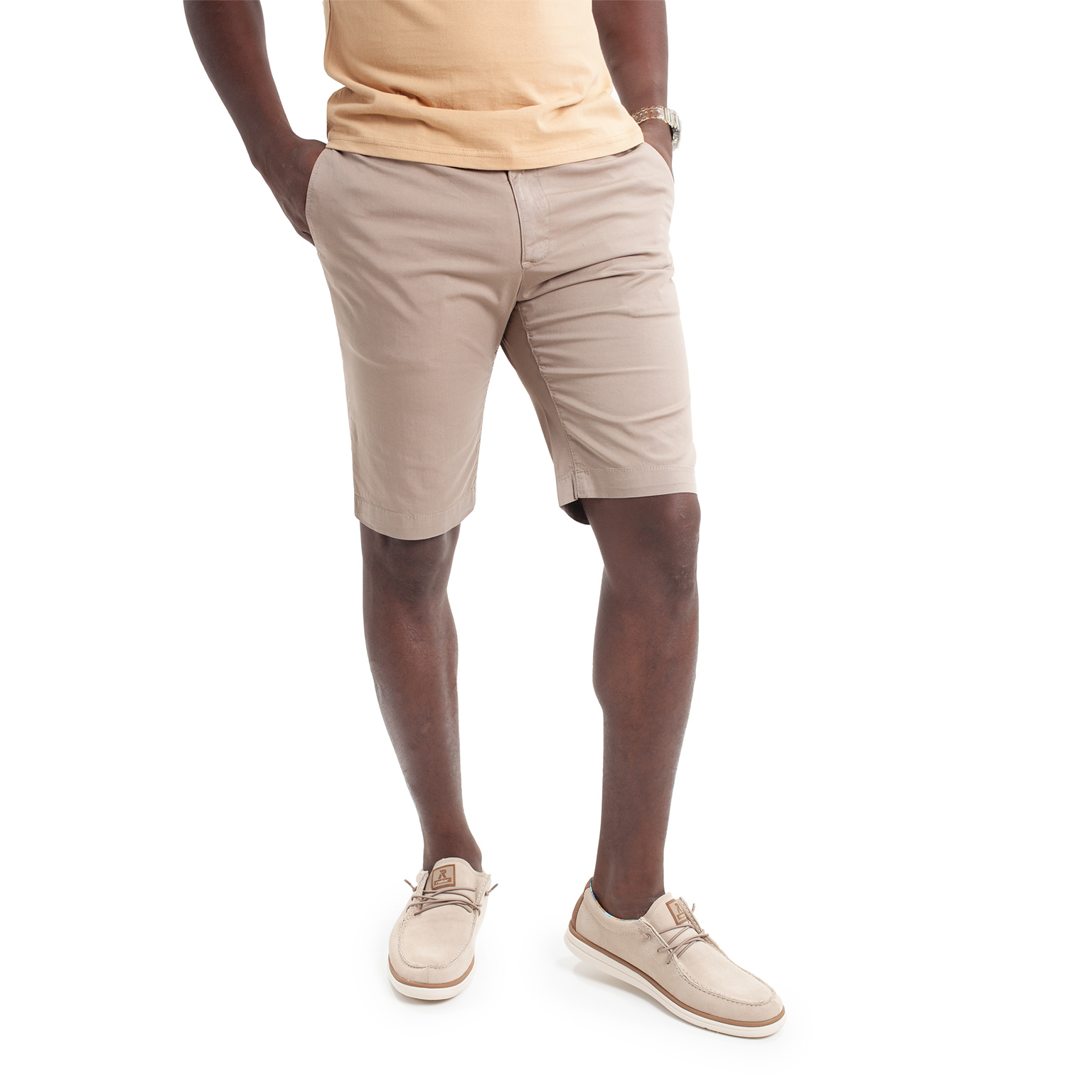 Pantalón corto de hombre en colores tipo chino, en tejido de algodón y lycra. Línea Regular Fit.
