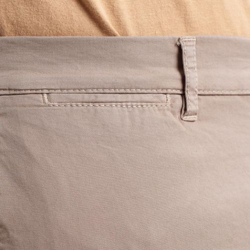 CAMEL BEIG OSCURO MARRON  - Pantalón corto de hombre en colores tipo chino, en tejido de algodón y lycra. Línea Regular Fit.
