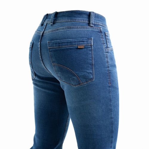 Color azul lavado piedra rozado - Jeans para hombre, pantalón vaquero en tejido denim azul desgastado piedra de algodón con lycra e hilo 2 colores en línea Regular Fit.