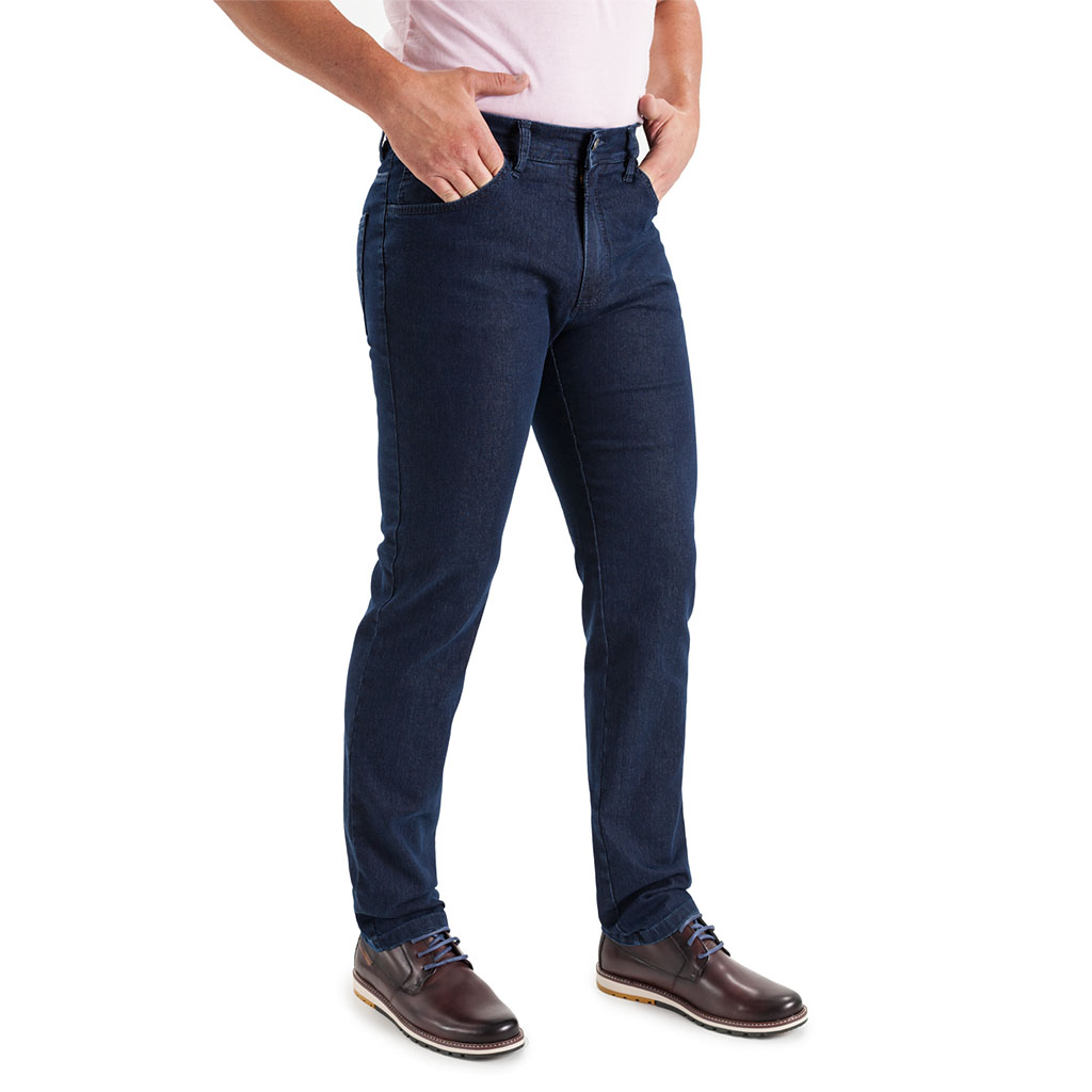 Jeans pantalón vaquero de hombre en denim azul oscuro de algodón, poliéster con lycra e hilo al tono. En línea Regular Fit.