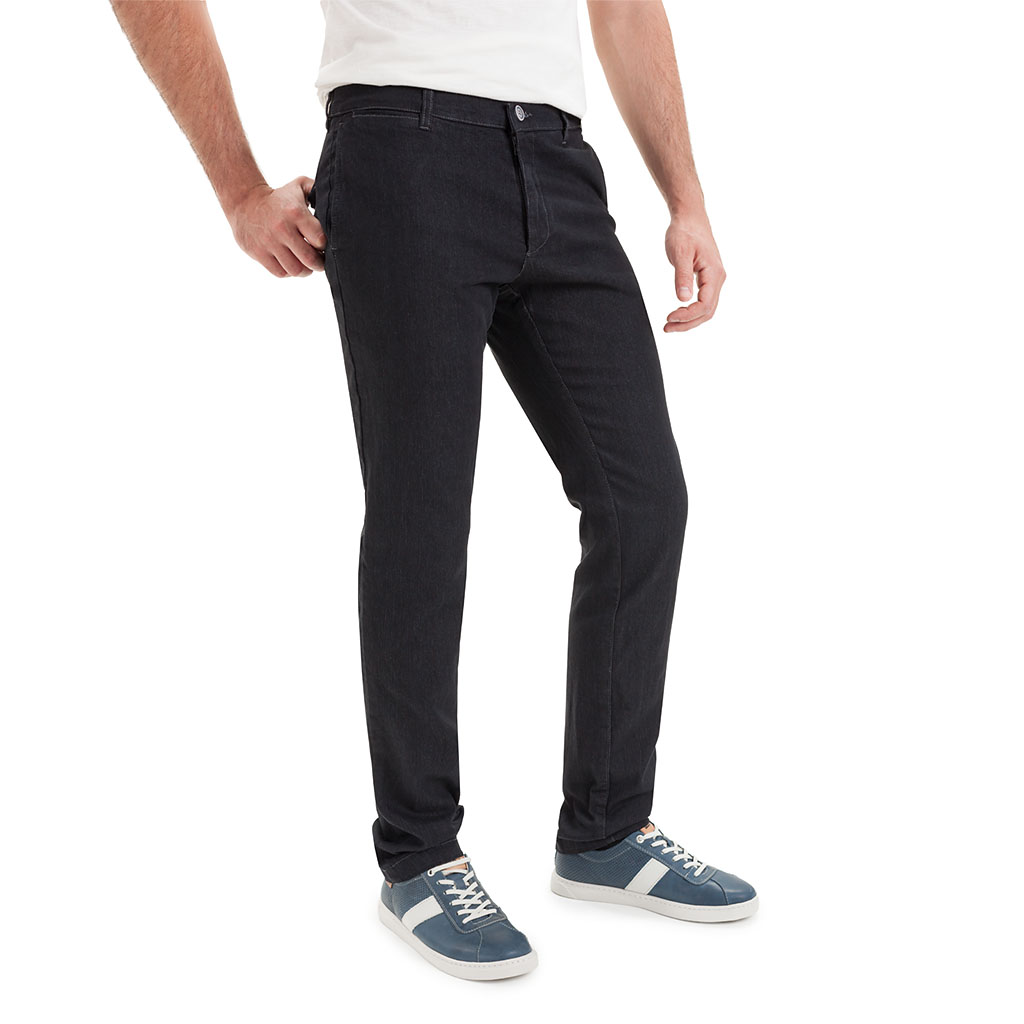 Pantalón de Sport tipo chino elástico sin pinzas fabricado en tejido vaquero negro de Algodón y Poliester con lycra de línea Regular Fit