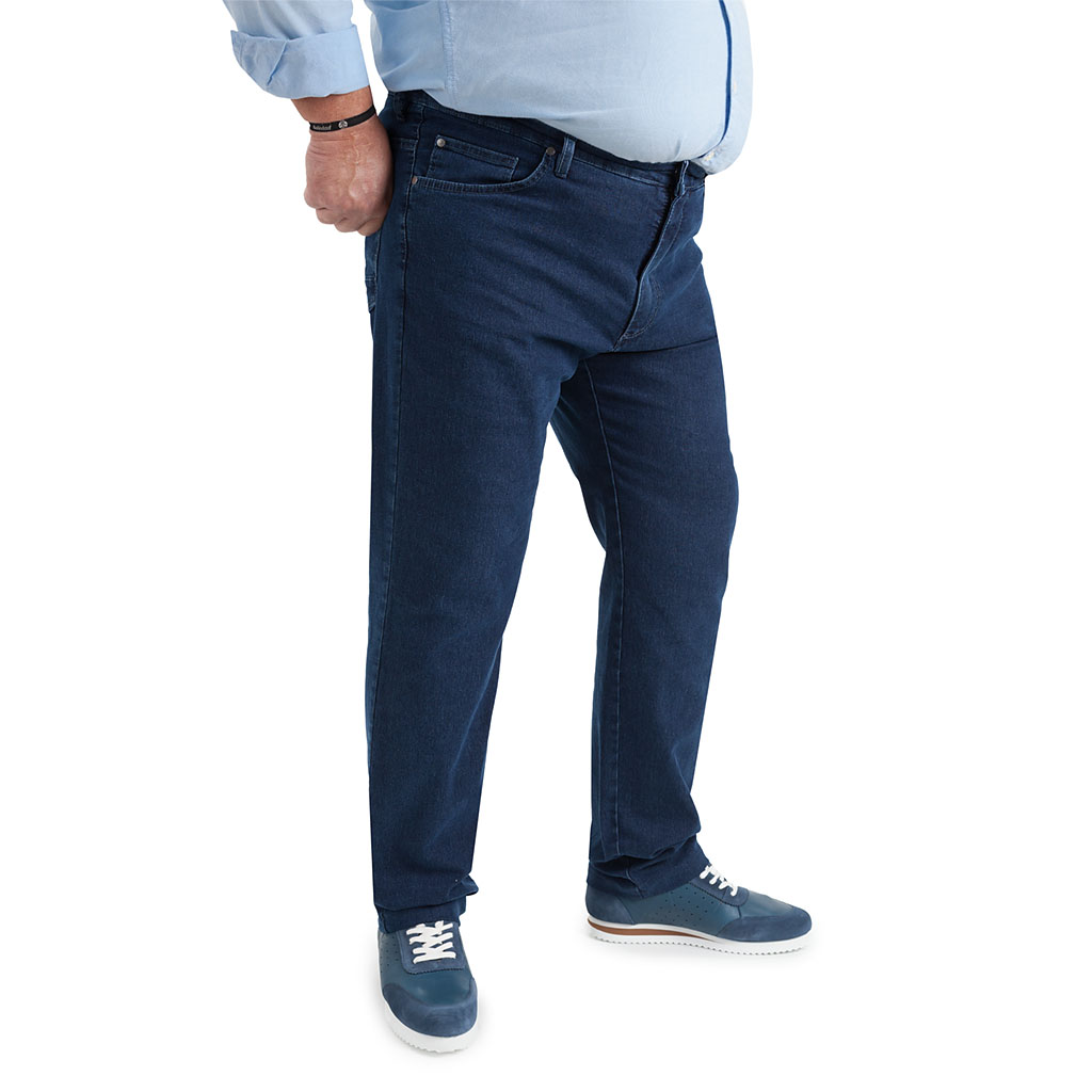Jeans para hombre de tallas grandes en tejido vaquero azul medio elástico con remaches de adorno. Regular Fit