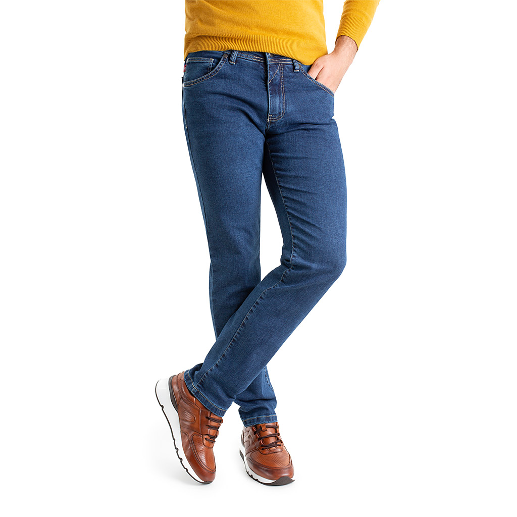 Jeans para hombre, pantalón vaquero en tejido denim azul piedra de algodón y poliester T400 con lycra e hilo a contraste en línea Regular Fit.