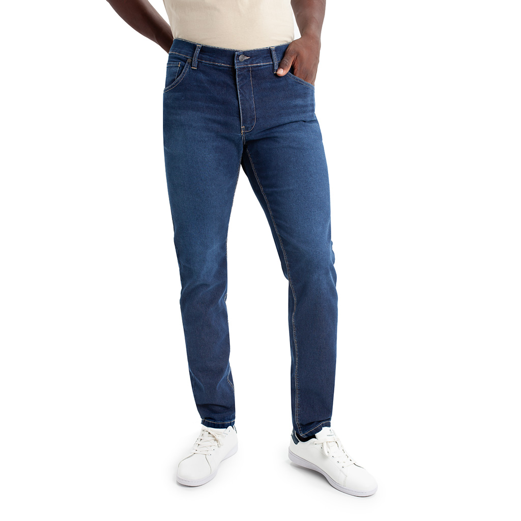 Jeans de hombre, pantalón vaquero en tejido denim azul lavado con desgastes de algodón con lycra e hilo a contraste en línea Slim Fit.