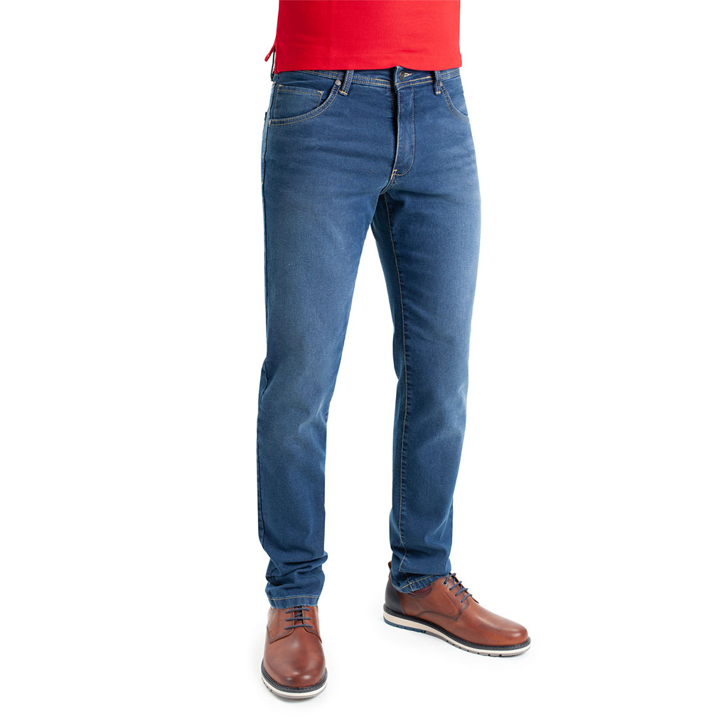 Jeans de hombre, pantalón vaquero en tejido denim azul medio lavado con desgastes de algodón con lycra e hilo a contraste en línea Slim Fit.