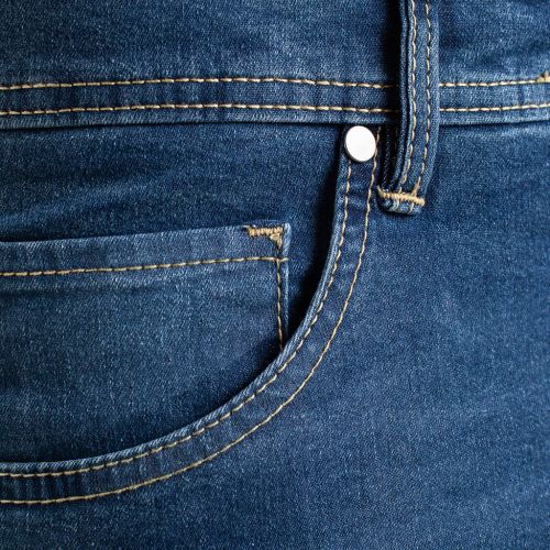 Color azul con roces y desgastes - Jeans de hombre, pantalón vaquero en tejido denim azul medio lavado con desgastes de algodón con lycra e hilo a contraste en línea Slim Fit.