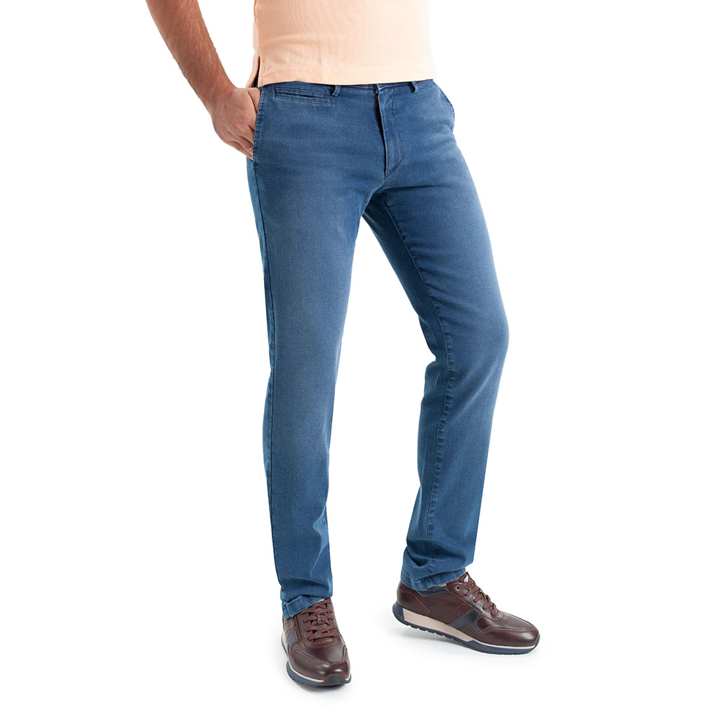 Pantalón de hombre TCH Casual Sport tipo chino tejido vaquero denim lavado azul medio de algodón, poliester con lycra SLIM fabricado en España.